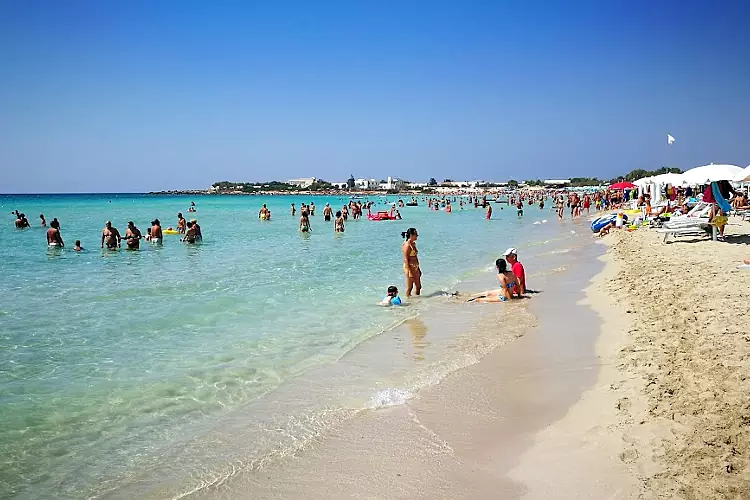 La fantastica spiaggia di Punta Prosciutto, di sabbia fine e bianchissima.