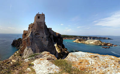 Vista del castello e delle isole da San Nicola.