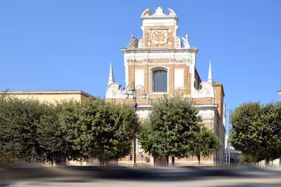 La Chiesa di Santa Teresa che si affaccia sull'omonima piazza brindisina.