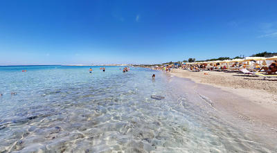 La costa di Baia Verde con la spiaggia fantastica in Puglia!