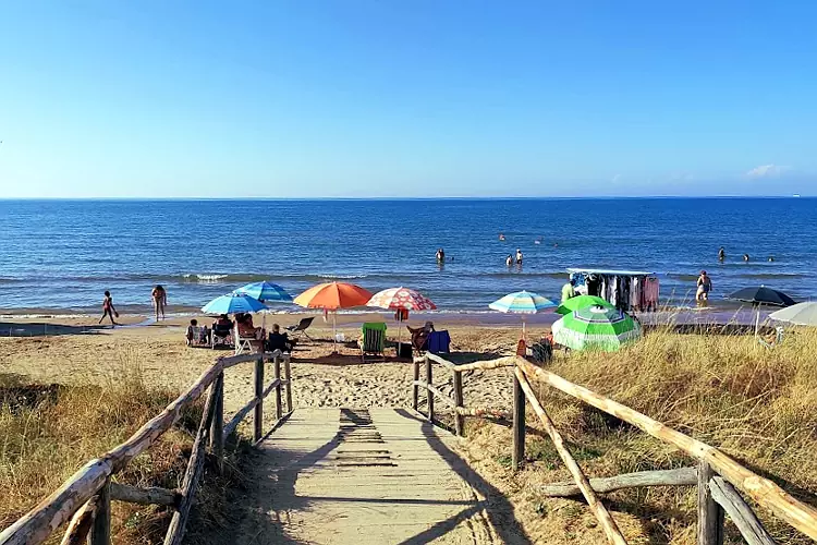 La tranquilla spiaggia di Foce Varano, tra il Mar Adriatico e il Lago di Varano.