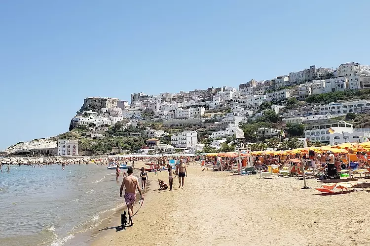 La spiaggia della suggestiva Peschici, uno dei luoghi più popolari e frequentati del Gargano.