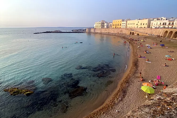 La meravigliosa spiaggia della Purità si trova proprio nel centro storico di Gallipoli.