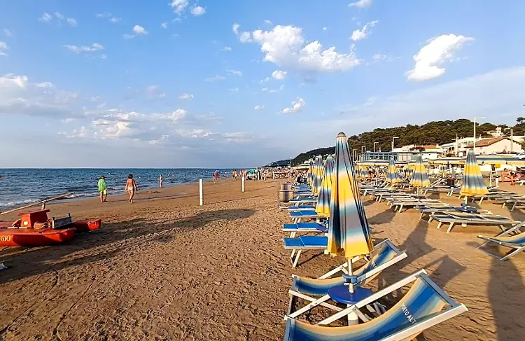 La spiaggia di San Menaio è perfetta per una vacanza in famiglia nel Gargano.