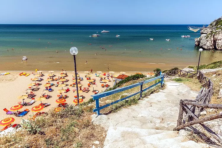 La spiaggia di Zaiana, in una meravigliosa baia della costa tra Peschici e Vieste.