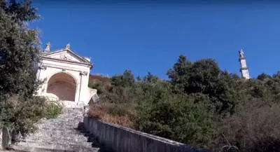 La fonte e statua di Sant'Oronzo vicino al santuario.