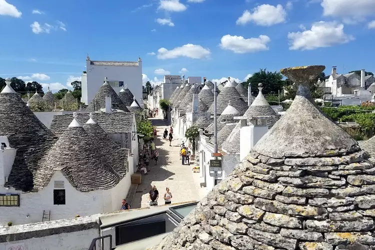 Una delle stradine da visitare ad Alberobello.