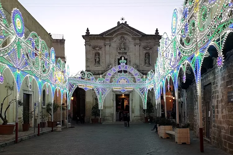 La cattedrale di San Cataldo a Taranto con le luminarie della festa patronale.