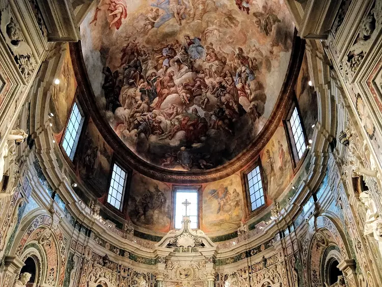 Un particolare dell'intereno del duomo di Taranto.