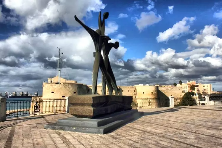 Il Monumento al Marinaio vuole omaggiare il legame indissolubile tra la città ionica e la Marina Militare.