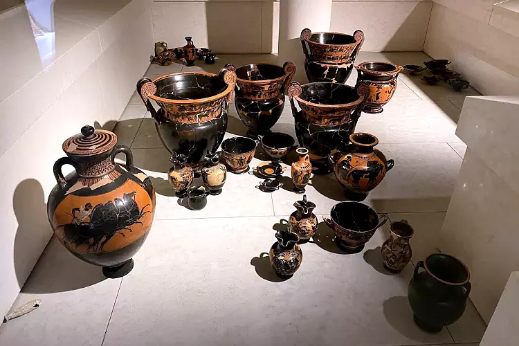 Una piccola parte dei vasi e crateri che si possono ammirare al Museo di Taranto.