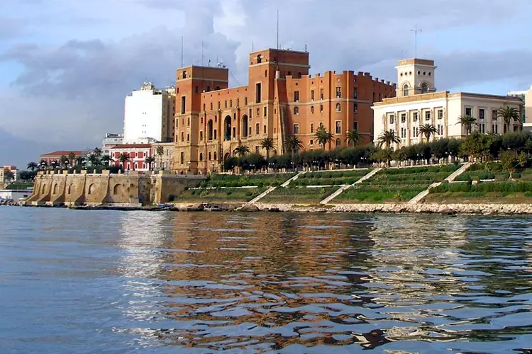 Il Palazzo del Governo di Taranto è un imponente edificio affacciato sul Lungomare Vittorio Emanuele III.