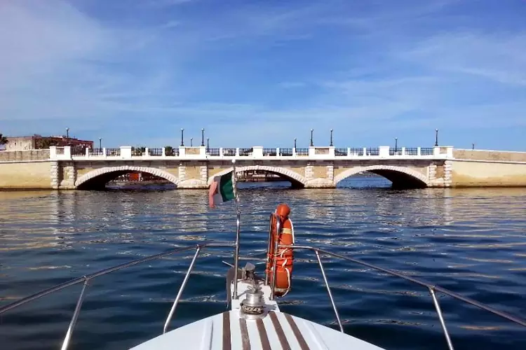 Il Ponte di Pietra a Taranto è lungo 115 metri e collega la Città Vecchia col quartiere Tamburi-Croce.