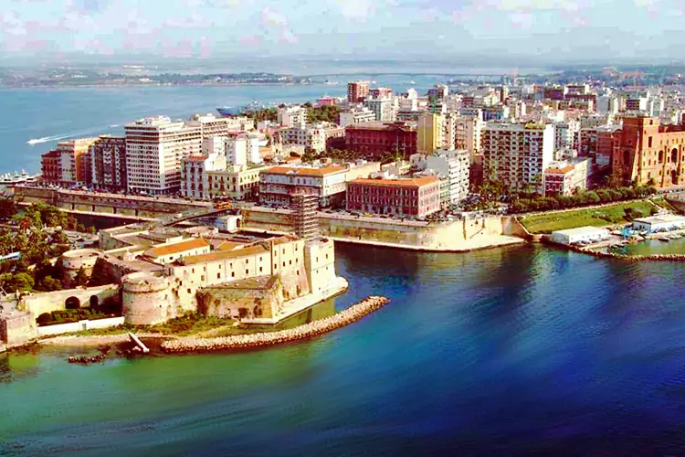 La città di Taranto, antichissima e gloriosa capitale della Magna Grecia, si trova sulla costa ionica della Puglia.