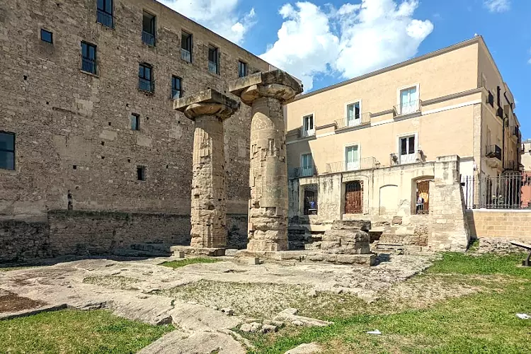 Le colonne rimaste a testimonianza del Tempio Dorico di Taranto, il più antico della Magna Grecia.