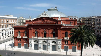 Il teatro Petruzzelli di Bari, nel quartiere Murattiano.