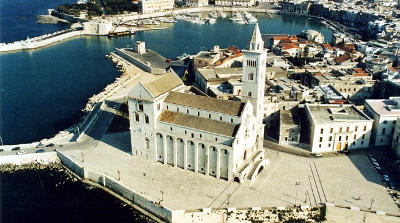 La cattedrale di Trani a due passi dal mare.