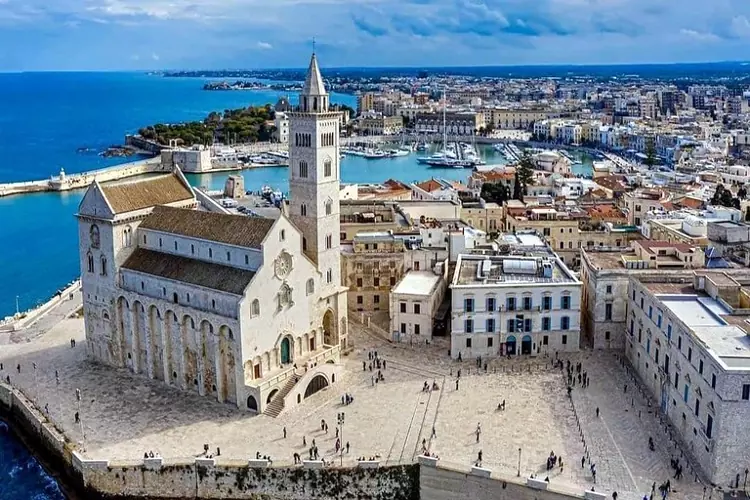 Trani è un'affascinante città costiera della Puglia.