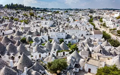 Una panoramica dall'alto di tantissimi trulli di Alberobello in Puglia.