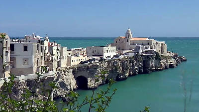 Il complesso con la Chiesa di San Francesco e il monastero a Vieste.