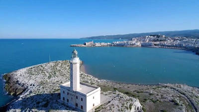 Il faro di Vieste sul mare.