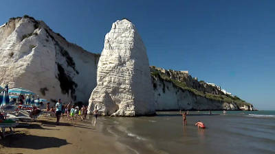 Il Pizzomunno, simbolo di Vieste sulla spiaggia della Scialara.