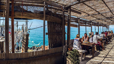 Ristorante in un trabucco di Vieste.